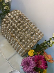 Cofre dorado con perlas